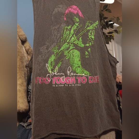 Iron Fist Tops - Vintage Rare Johnny Ramone R.I.P. TOO TOUGH TO DIE. IRON FIST.  M